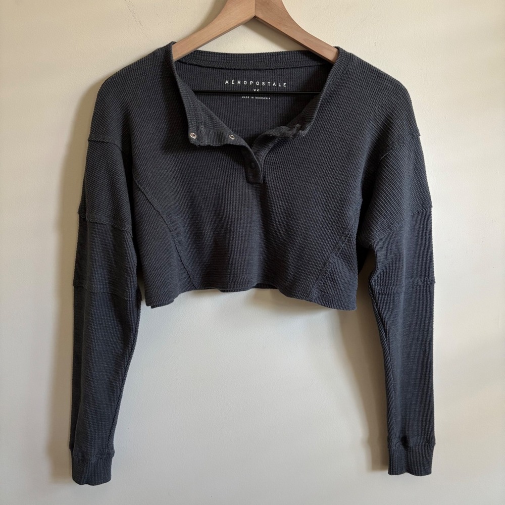 Aeropostale Womens XS Charcoal Gray Waffle Knit Cropped Henley Long Sleeve Top